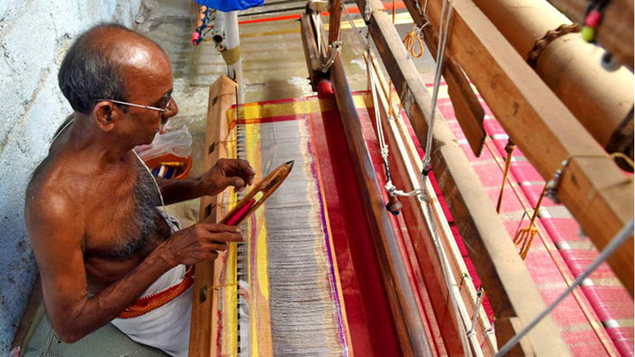 PM greets people on National Handloom Day