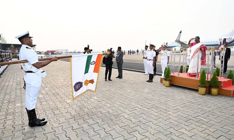 New Design of The PRESIDENT’S STANDARD AND COLOUR, and the INDIAN NAVY CREST Unveiled