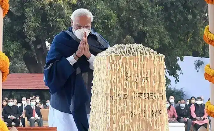 PM bows to Mahatma Gandhi on his Punya Tithi
