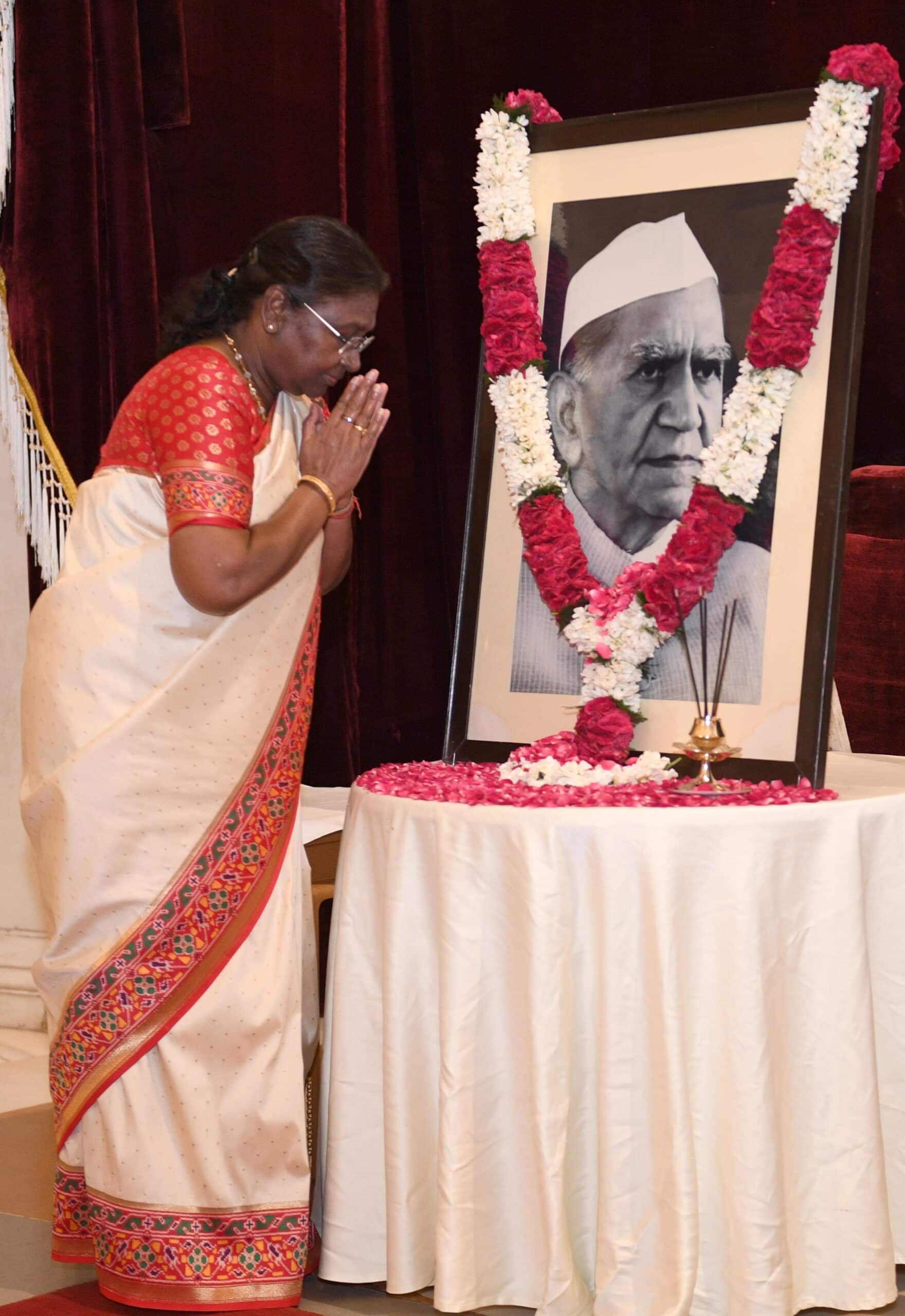 President Of India Pays Floral Tributes To Fakhruddin Ali Ahmed On His Birth Anniversary