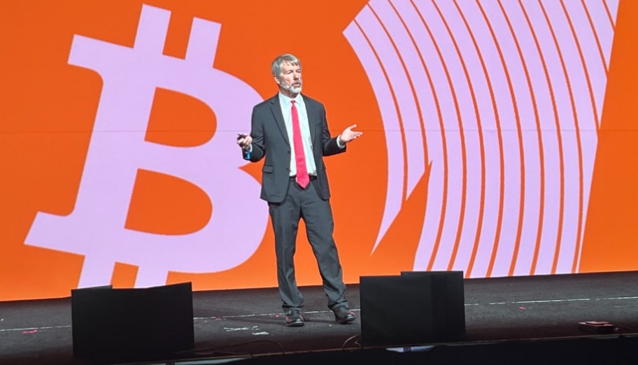 Bitcoin Plummets: Saylor's Controversial Advice Sparks Outrage
