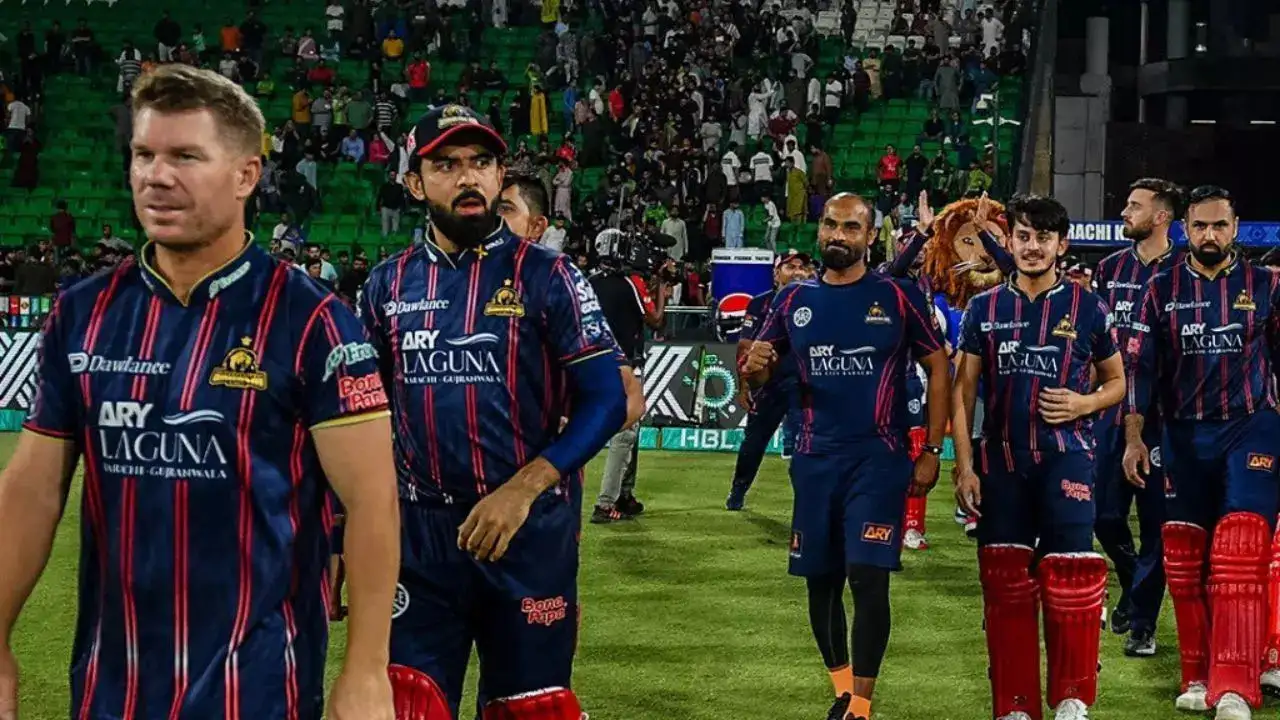David Warner Playfully Takes Aim at Shaheen Afridi in New Clip