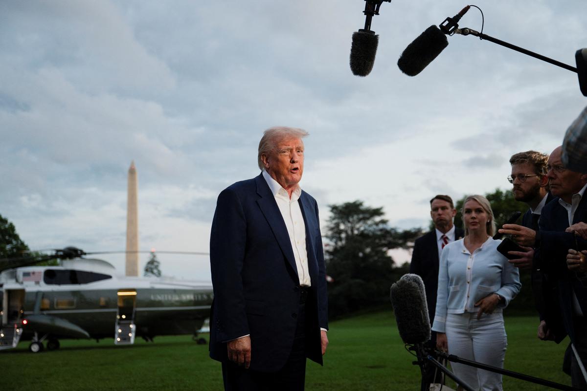 Donald Trump's Proposal for 100% Tariffs on Foreign Imports: Implications for Companies and Sectors