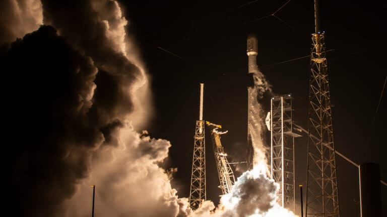 Carrying Ricket SpaceX Deploys Falcon 9 Rocket Carrying 28 Starlink Satellites ...