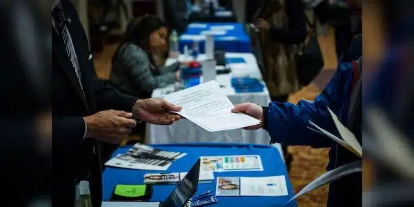 US Jobless Claims Decline Significantly Amid Ongoing Tariff Tensions
