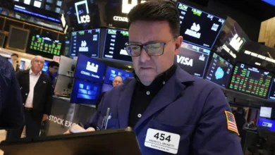US Markets Show Modest Gains Amid Mixed Sentiment