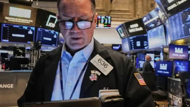 Wall Street Experiences Mixed Results as Nasdaq Rises and Dow Declines Amid Market Cooling