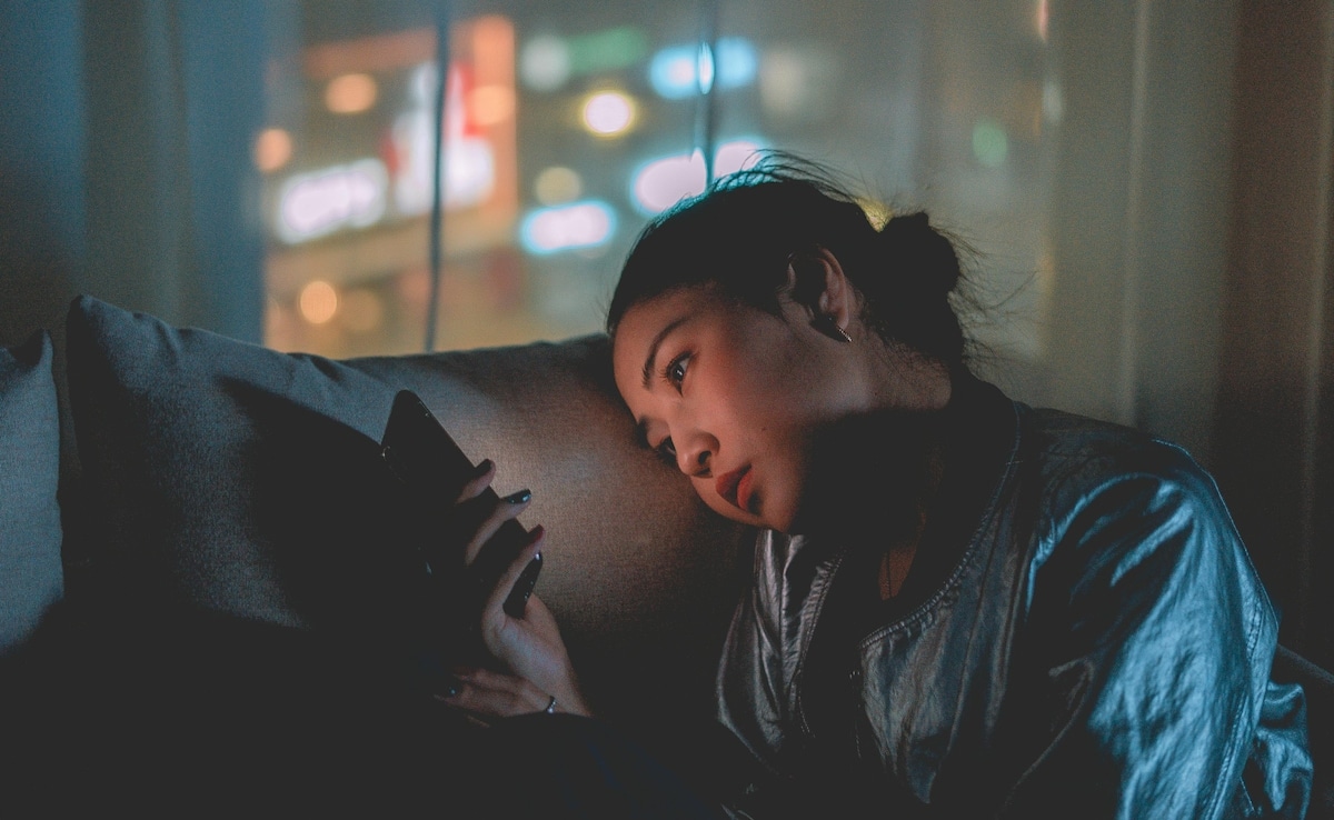 When Love Goes Wireless: Guy Breaks Up After Girlfriend's Phone Autoconnects