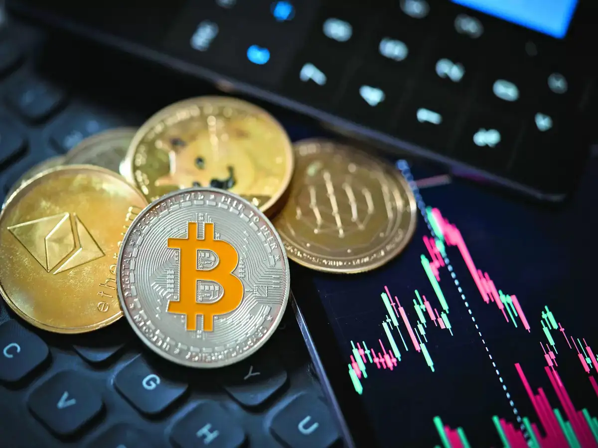 Bitcoin Stabilizes Near $105,500 as Altcoin Market Reacts
