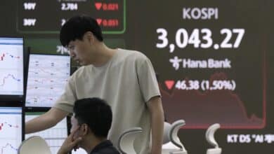 Asian Equities Show Mixed Performance Ahead of Trump's Tariff Deadline