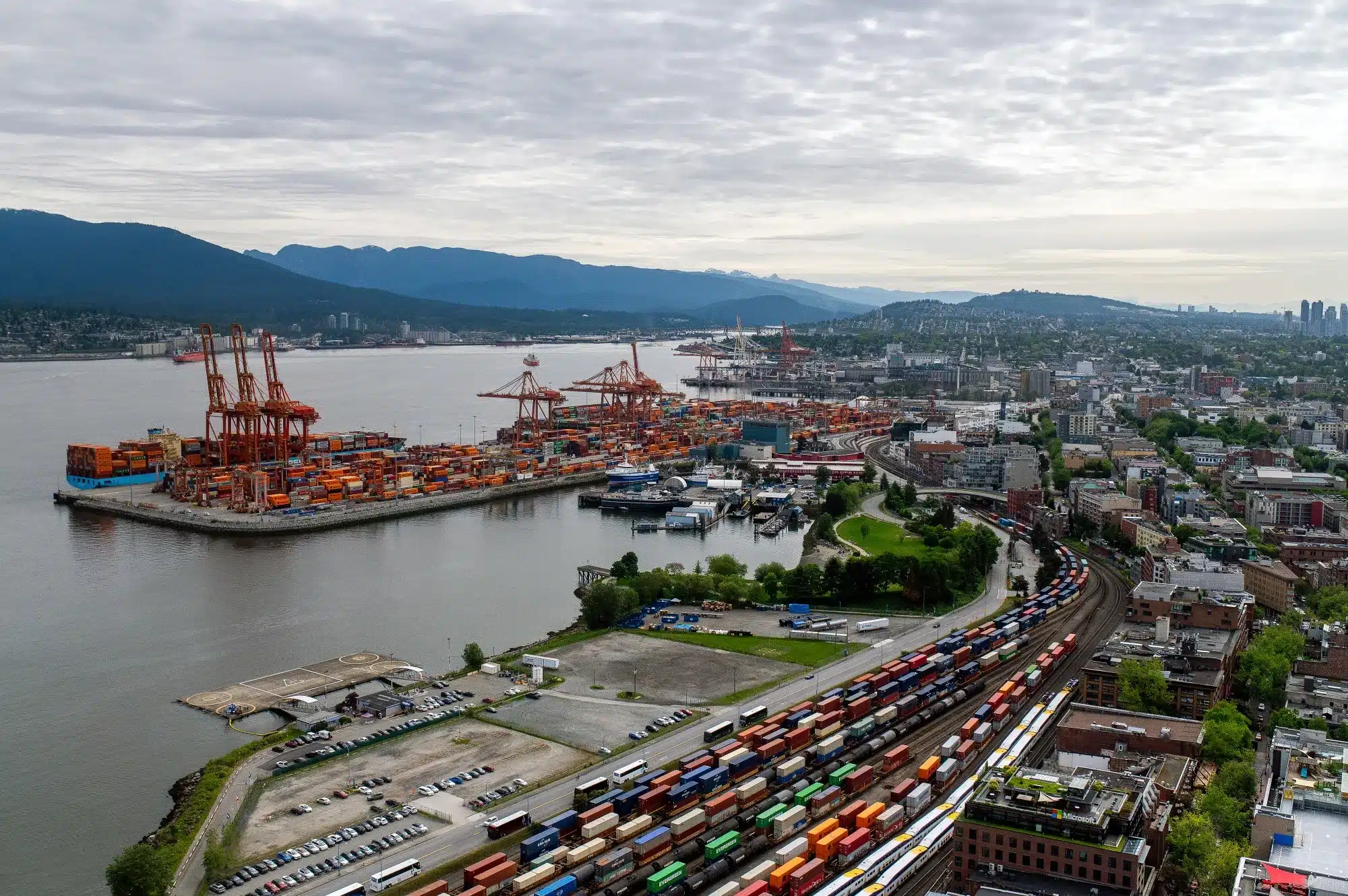 Canada's GDP Declines 1.6% in Q2 as US Tariffs Impact Exports, Marking First Drop in Seven Quarters