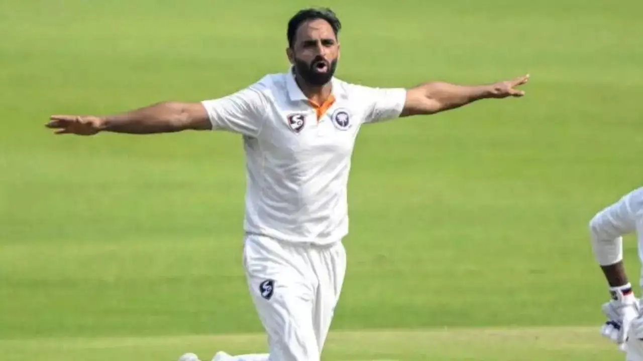 Duleep Trophy Showdown: Auqib Nabi's Stellar Performance