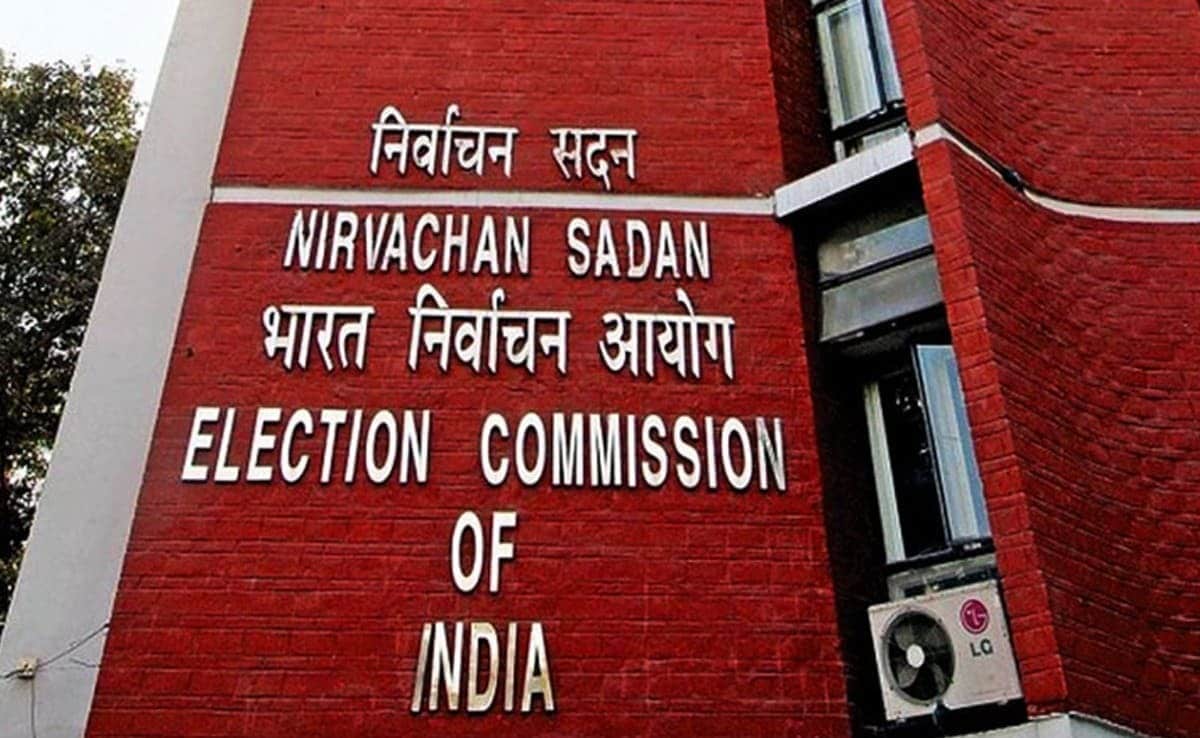 India's Updated Voter List Faces Criticism for Inaccurate Photos and Inclusion of Deceased Individuals