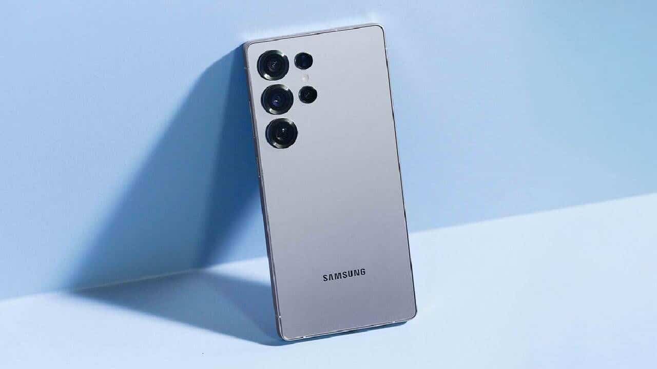 Galaxy S26 Leaks Reveal Curvier Ultra Design with iPhone 17 Influences