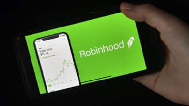 Robinhood Adopts Copy Trading Amid Regulatory Risk Alerts to Rivals