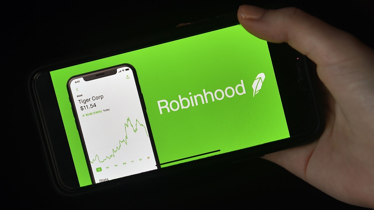 Robinhood Adopts Copy Trading Amid Regulatory Risk Alerts to Rivals