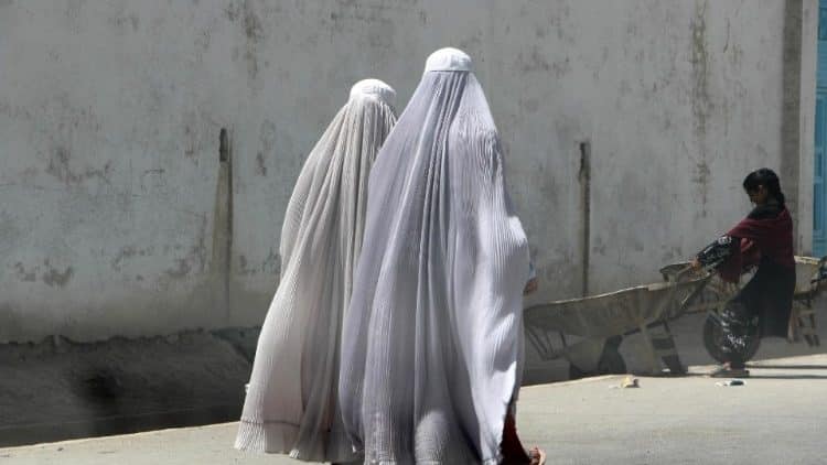 Taliban Cuts Internet Access, Dashing Afghan Women's 'Last Hope' for Freedom