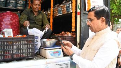 Union Minister Launches Vans Selling Subsidized Onions at Rs 24 per kg