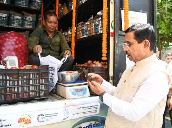 Union Minister Launches Vans Selling Subsidized Onions at Rs 24 per kg