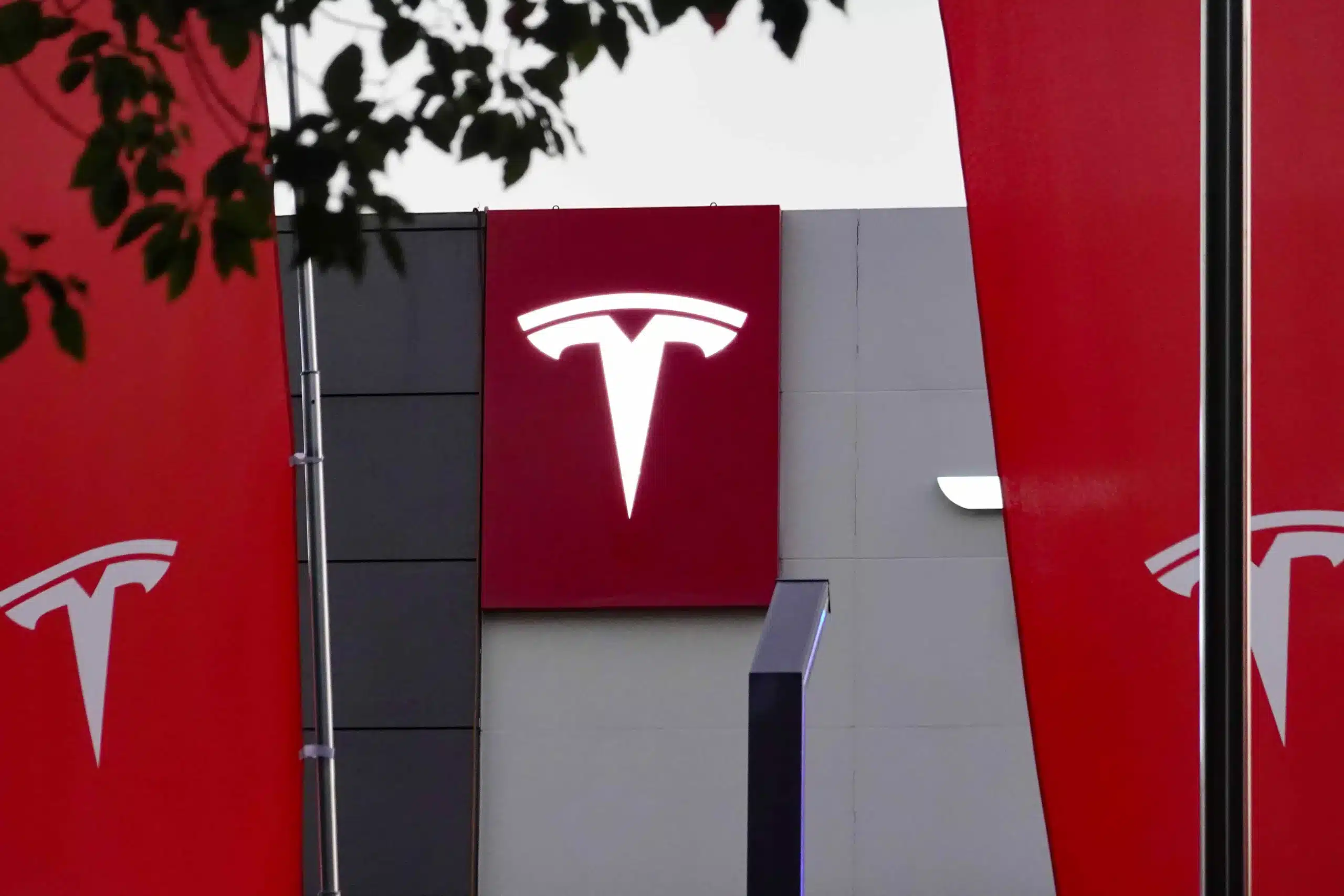 Trump's DOE Plans to Slash Billions in Grants for GM, Ford, and Startups