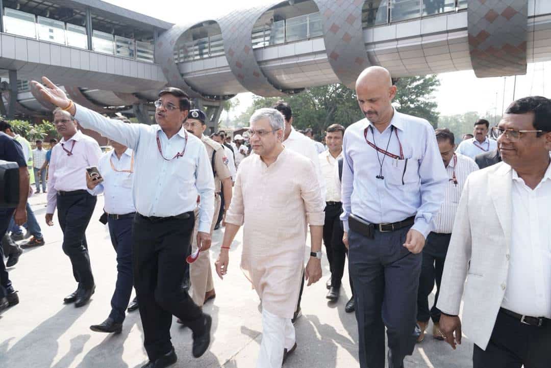 Union Minister Ashwini Vaishnaw Inspects New Yatri Suvidha Kendra at New Delhi Railway Station