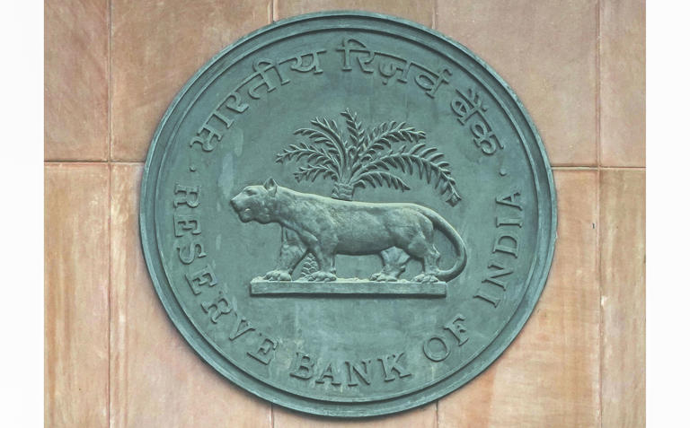 RBI Bulletin Cautions on Overheated Global Markets, Advocates Fiscal-Monetary Measures to Boost Investment in India