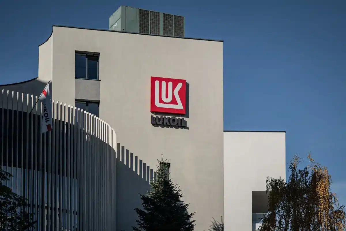 US Eases Sanctions on Lukoil Outlets Outside Russia, Exemption Valid Until April 2026