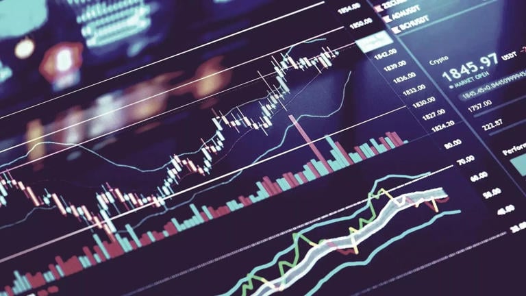 US Markets Stabilize Near Record Highs as S&P 500 Dips; Traders Anticipate Fed Insights on 2026 Interest Rates
