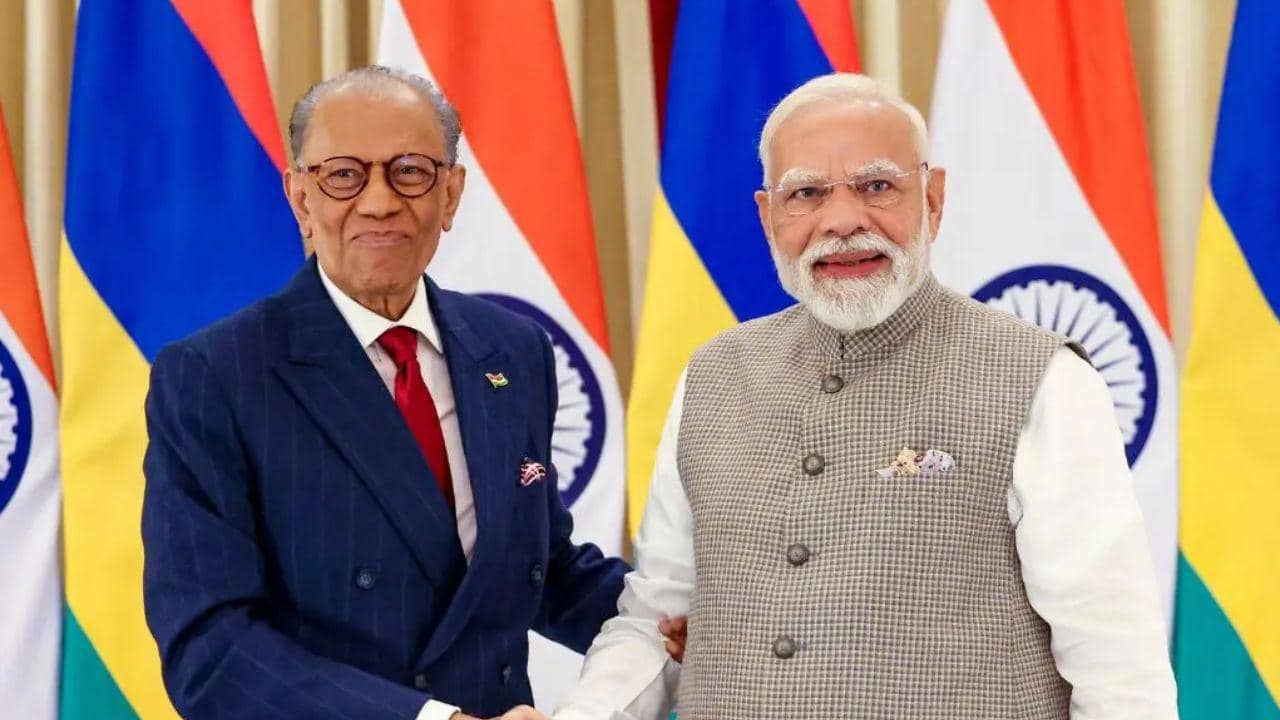 Modi and Ramgoolam Strengthen India-Mauritius Ties at AI Summit