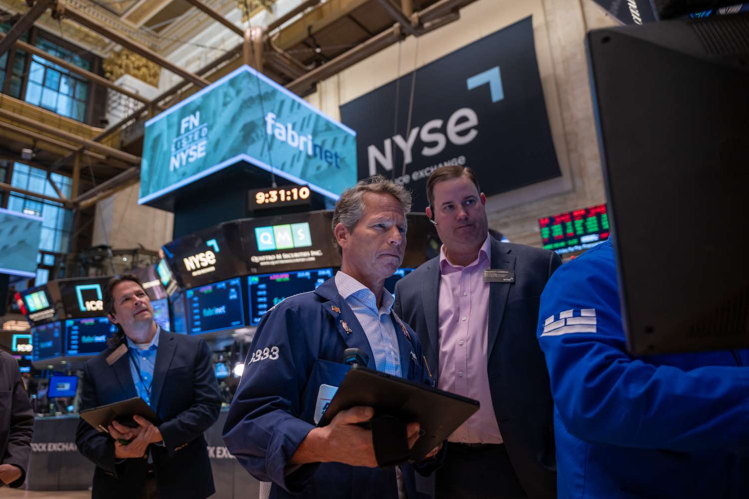 Tech Sector Faces Challenges as AMD Declines 15.7% and Software Stocks Weigh on US Markets