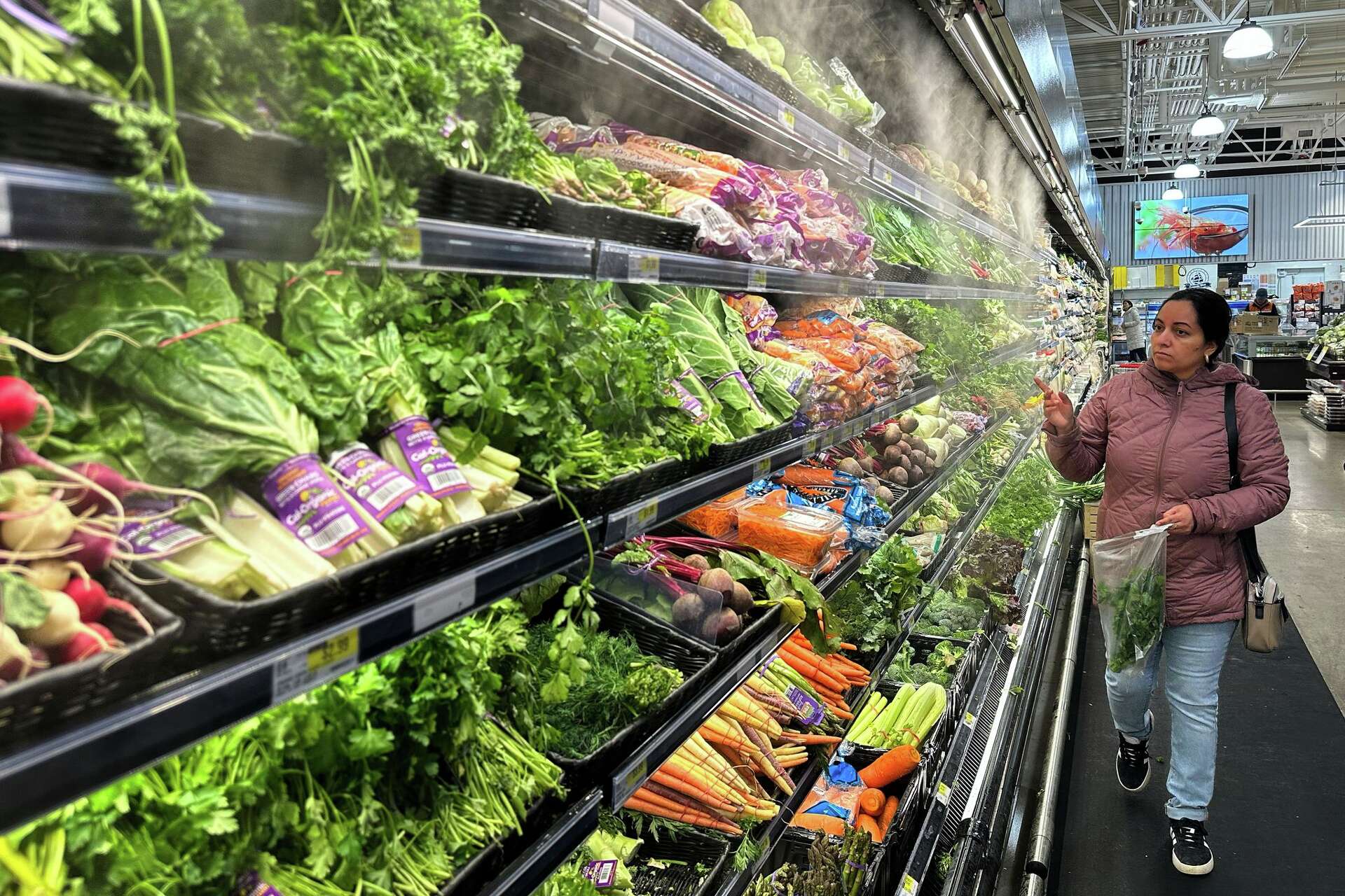 US Inflation Declines to 2.4% in January, Approaching Five-Year Low Amid Decreased Gas and Housing Costs