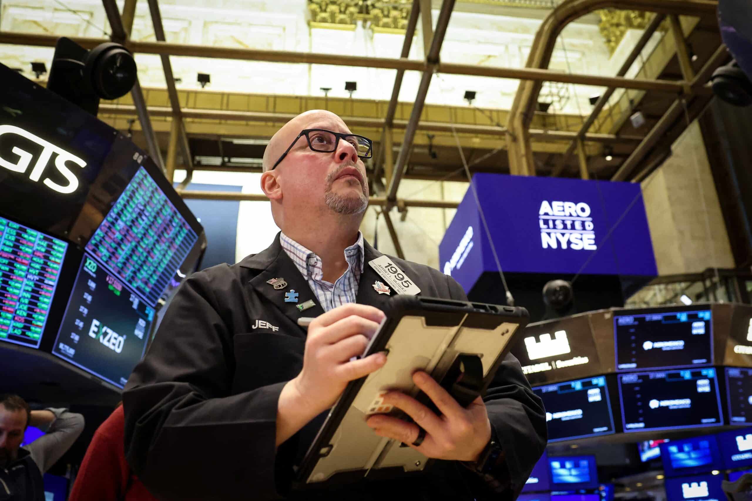 US Markets Update: Wall Street Opens Mixed with Tech Stocks Weighing on Indices