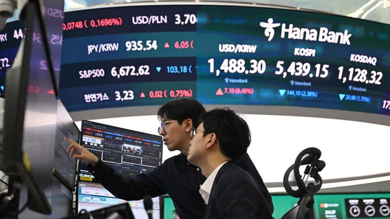 Asian Stock Markets Rebound as US-Iran Talks Signal Potential Changes; Nikkei and Hang Seng Lead Amid Volatility