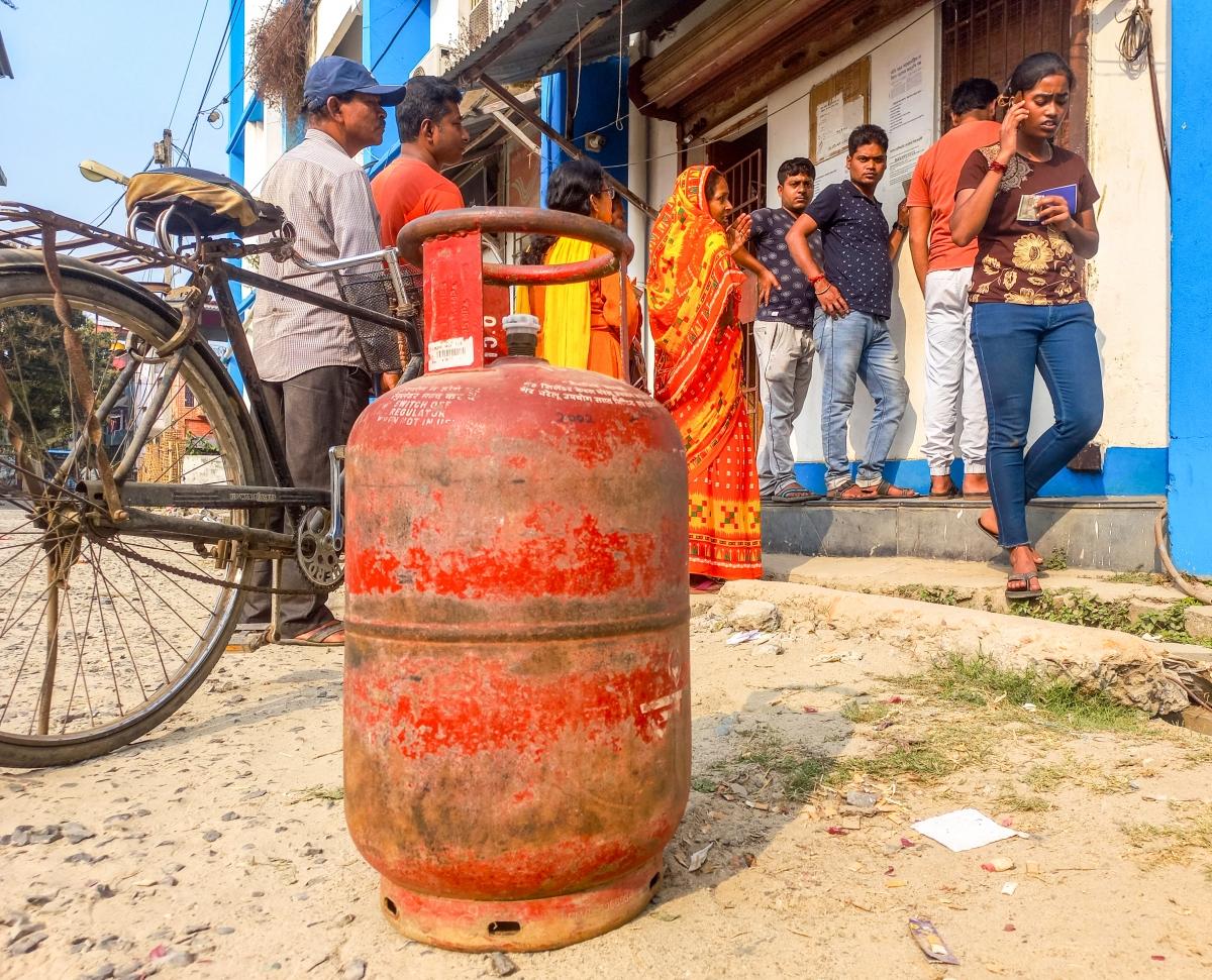 Government Restructures Gas Supply, Focusing on LPG, CNG, and Piped Cooking Gas Amid LNG Disruptions
