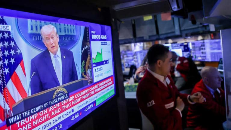 $950 Million Oil Trading Activity Sparks US Senators' Call for Investigation Ahead of Trump's Announcement