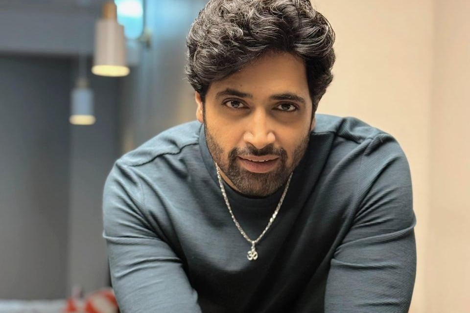 Adivi Sesh Reveals How Akshay Kumar’s Pad Man Influenced Dacoit’s Hindi-Telugu Approach