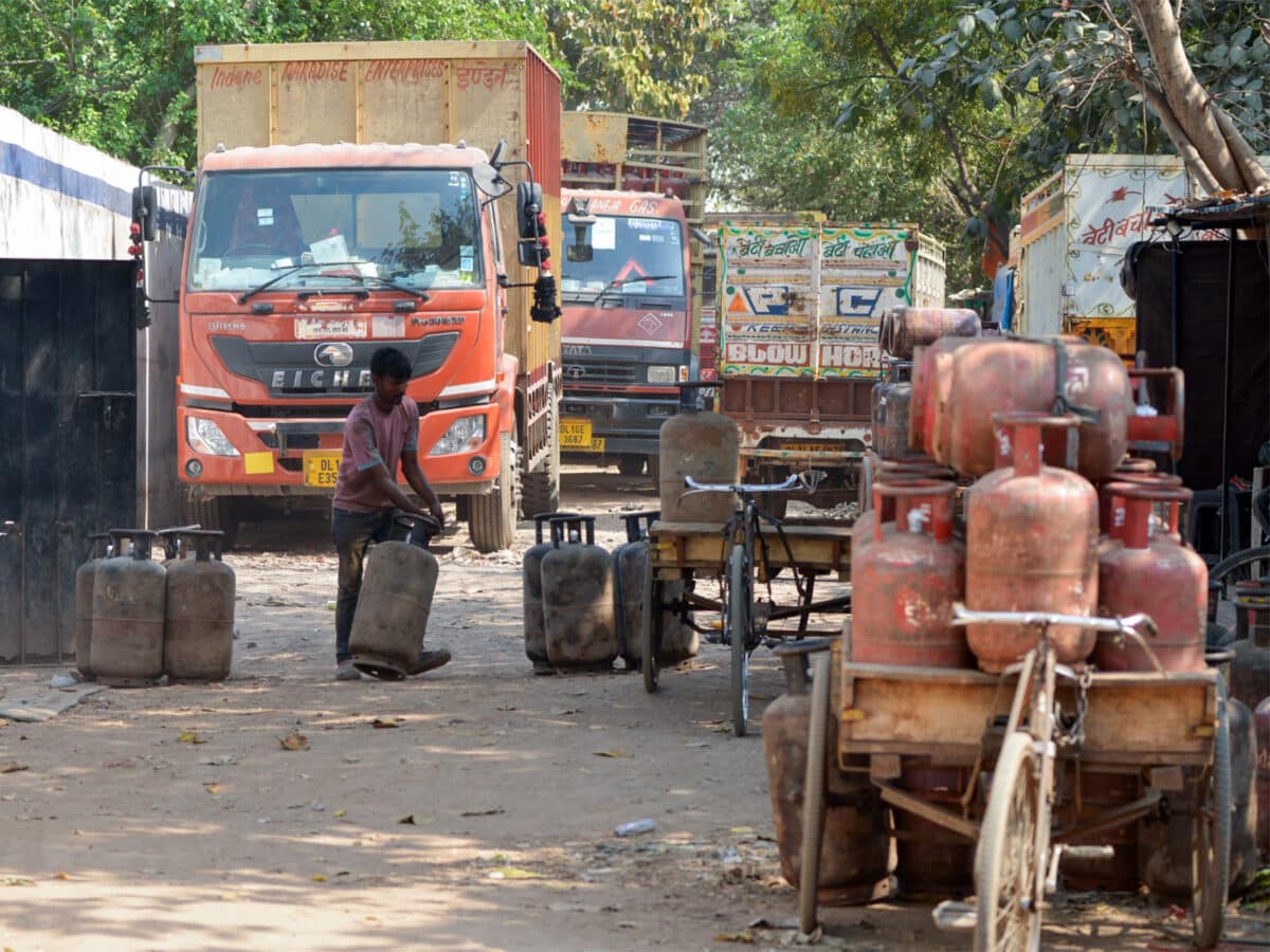 Delhi Government Enforces New Fuel Supply Regulations: Businesses Must Apply for PNG Connection to Access LPG