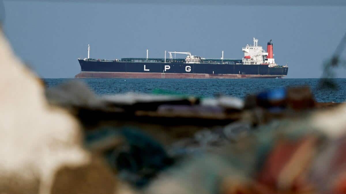 Hormuz Transit Update: Indian LPG Tankers Successfully Navigate Strait Amidst Gulf Vessel Standstill