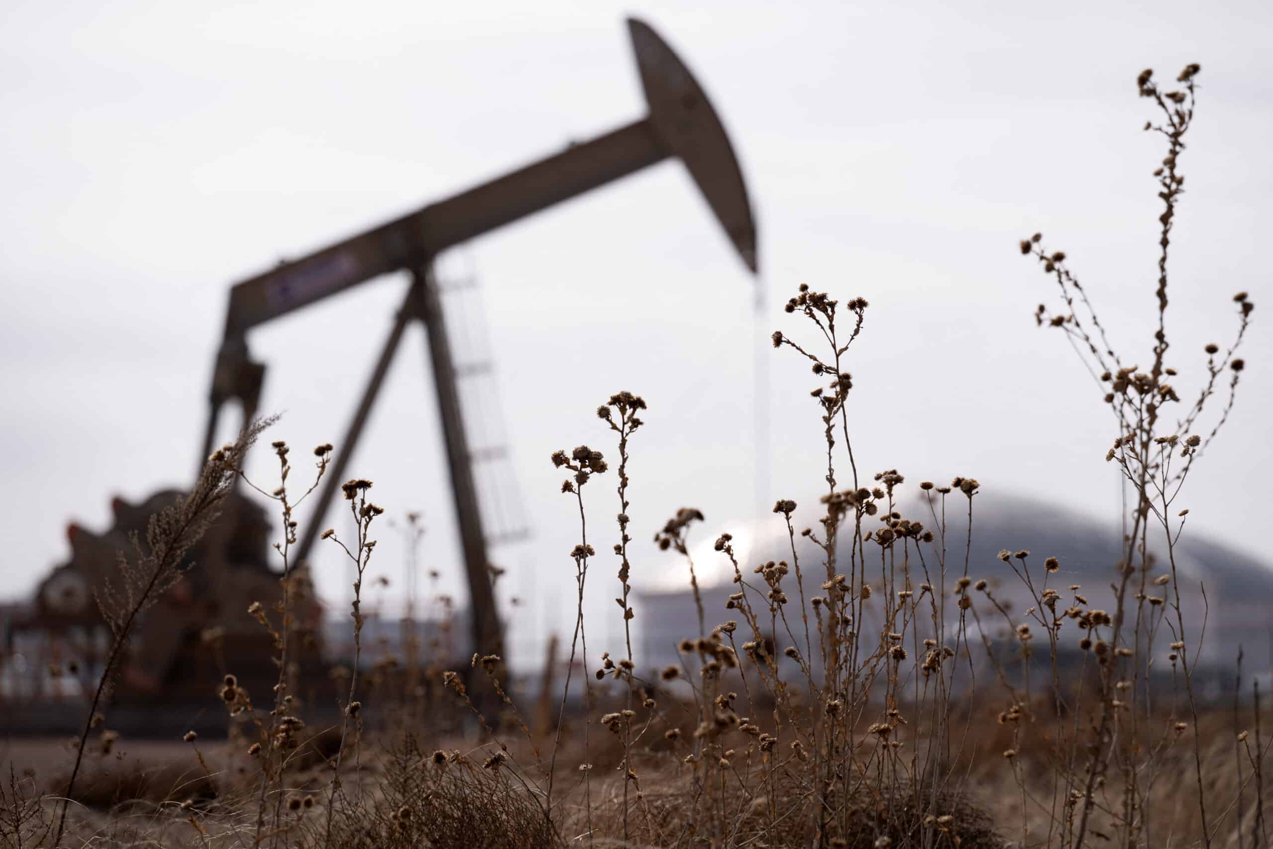 Oil Prices Steady Amid Choppy Hormuz Flows, Heading for Weekly Losses