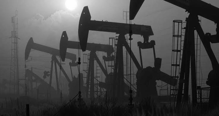 Crude Oil Prices Decline as Alternative Routes Through Hormuz Remain Active