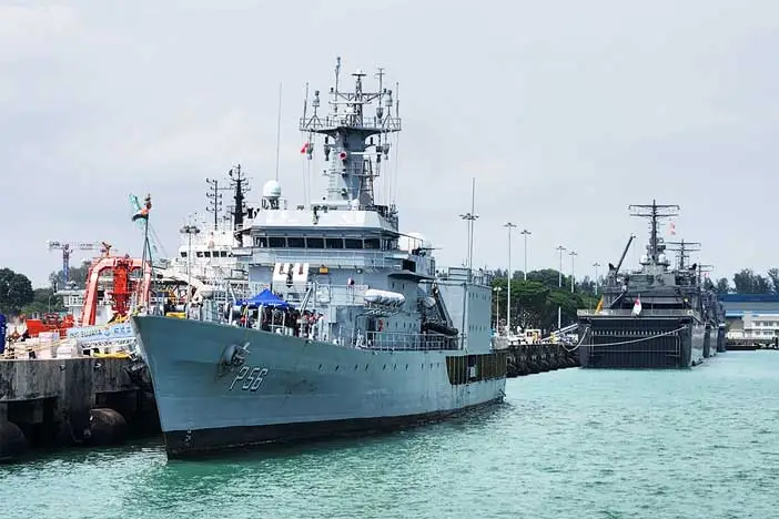 Indian Navy Ships Strengthen Ties with Singaporean Navy