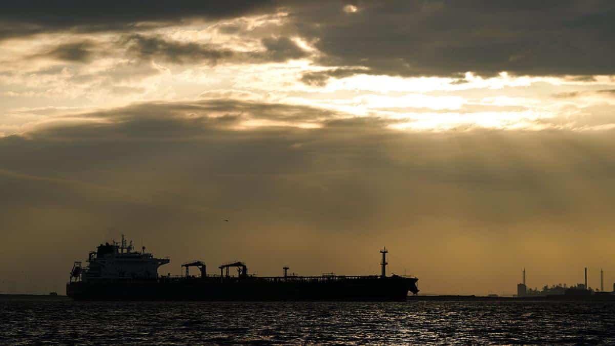 Brent Crude Oil Prices Rise Over 1% as Traders Anticipate Hormuz Reopening