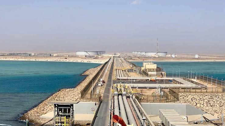 Yanbu Port in Saudi Arabia Remains Active Amid Houthi Threats; Oil Tankers Navigate Crude Transits