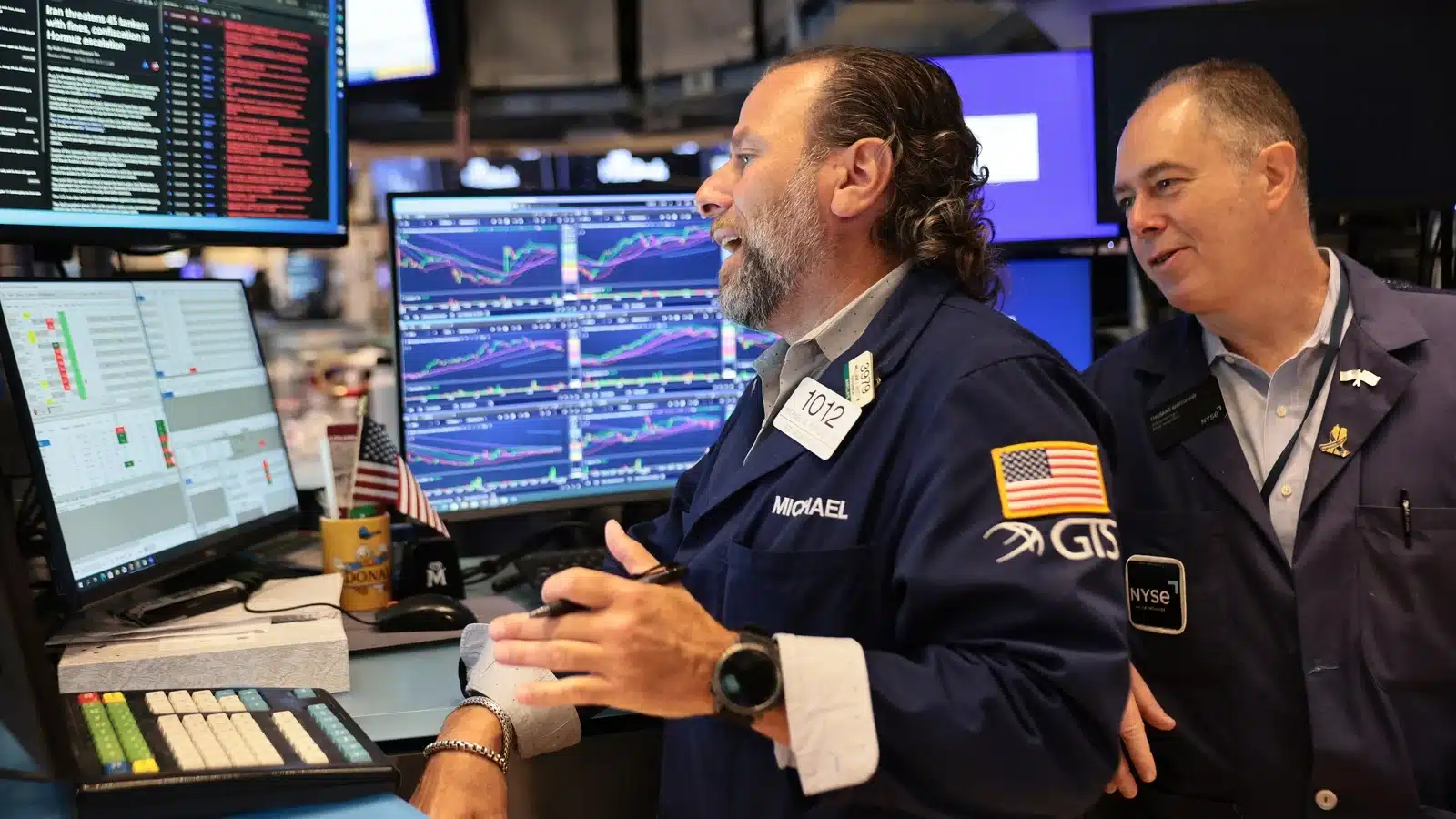 Global AI Stocks Experience Decline Amid Investor Concerns Over Rapid Development Warnings