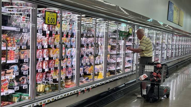 US Consumer Sentiment Declines Amid Fuel Price Hikes and Cost-of-Living Concerns